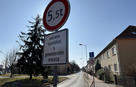 Na zákaz vjazdu áut nad 5,5t upozorňuje tabuľa na začiatku Coburgovej ulice. Vodiči ju často nerešpektujú. foto redakcia eReport Trnava