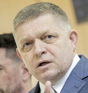predseda vlády SR Robert Fico a minister pôdohospodárstva a rozvoja vidieka SR Richard Takáč (obaja Smer-SD)