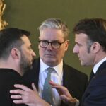 Britský premiér Keir Starmer (uprostred), ukrajinský prezident Volodymyr Zelenskyj (vľavo) a francúzsky prezident Emmanuel Macron