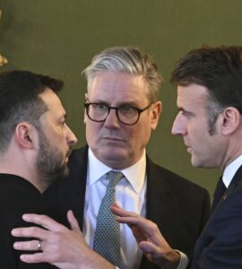 Britský premiér Keir Starmer (uprostred), ukrajinský prezident Volodymyr Zelenskyj (vľavo) a francúzsky prezident Emmanuel Macron