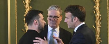 Britský premiér Keir Starmer (uprostred), ukrajinský prezident Volodymyr Zelenskyj (vľavo) a francúzsky prezident Emmanuel Macron