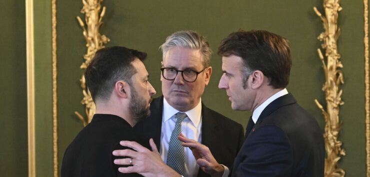 Britský premiér Keir Starmer (uprostred), ukrajinský prezident Volodymyr Zelenskyj (vľavo) a francúzsky prezident Emmanuel Macron