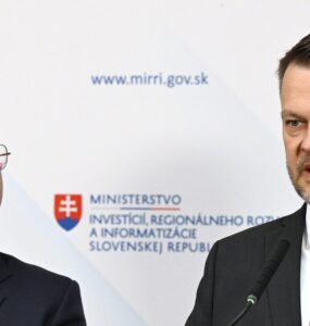 minister investícií, regionálneho rozvoja a informatizácie SR (MIRRI SR) Samuel Migaľ (nezávislý) a nezaradený poslanec NRSR Radomír Šalitroš,