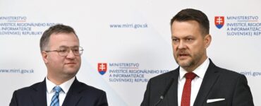 minister investícií, regionálneho rozvoja a informatizácie SR (MIRRI SR) Samuel Migaľ (nezávislý) a nezaradený poslanec NRSR Radomír Šalitroš,