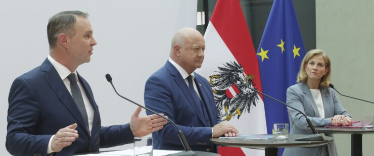 Na archívnej snímke z 27. februára 2025 predseda Rakúskej ľudovej strany (ÖVP) Christian Stocker (uprostred), šéf Sociálnodemokratickej strany Rakúska (SPÖ) Andreas Babler (vľavo) a líderka liberálnej strany NEOS Beate Meinlová-Reisingerová (vpravo)