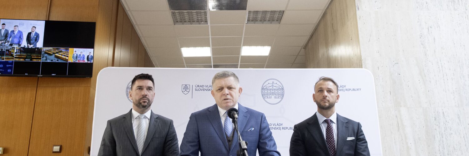 Na snímke zľava minister pôdohospodárstva a rozvoja vidieka SR Richard Takáč, predseda vlády SR Robert Fico (obaja Smer-SD) a minister vnútra SR Matúš Šutaj-Eštok (Hlas-SD)