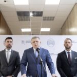 Na snímke zľava minister pôdohospodárstva a rozvoja vidieka SR Richard Takáč, predseda vlády SR Robert Fico (obaja Smer-SD) a minister vnútra SR Matúš Šutaj-Eštok (Hlas-SD)