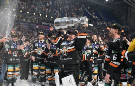 Na snímke uprostred Jaroslav Janus s majstrovským pohárom po siedmom zápase finále play off hokejovej Tipos extraligy medzi HC Košice - HK Nitra