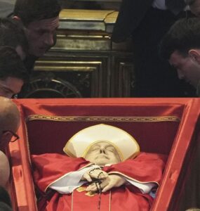 Ceremoniál prevozu tela zosnulého pápeža Františka v Bazilike sv. Petra vo Vatikáne