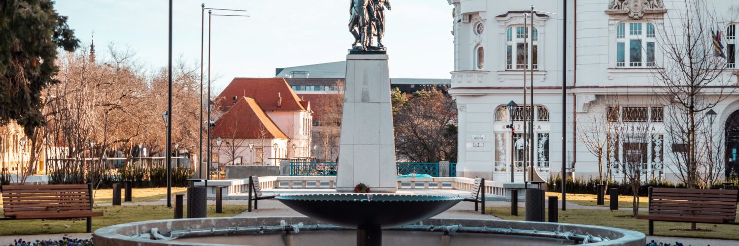 pamätník na Námestí SNP, foto trnava.sk