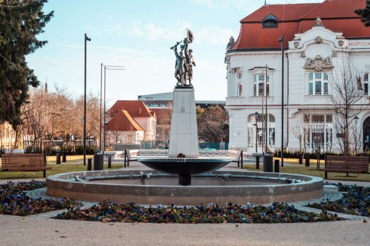pamätník na Námestí SNP, foto trnava.sk