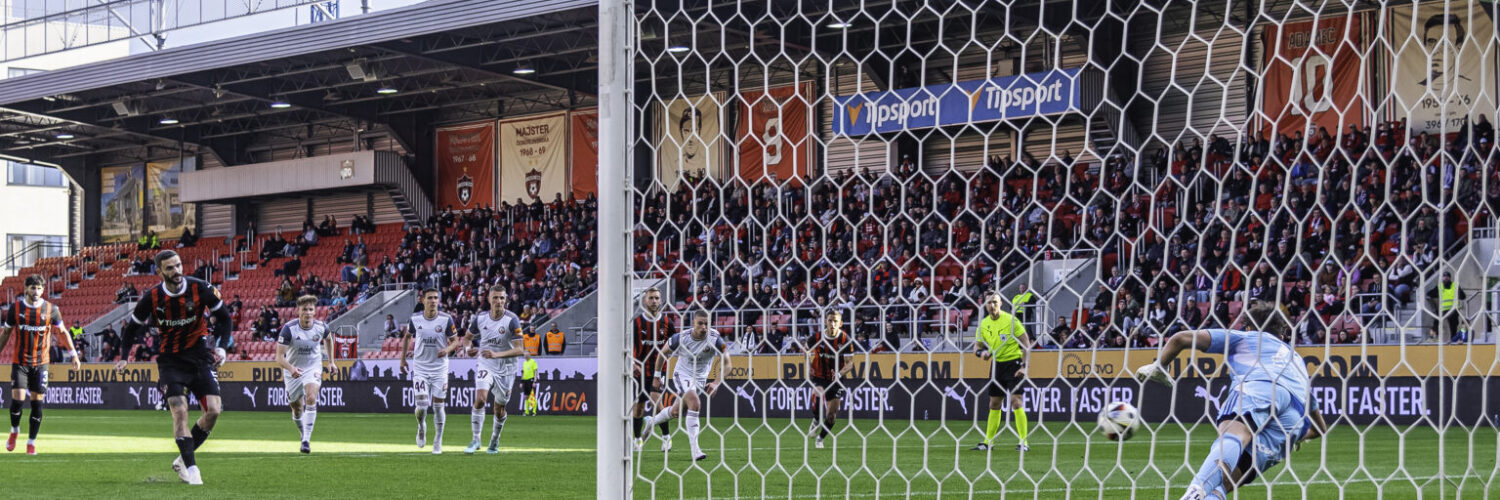 Erik Sabo premieňa pokutový kop v zápase s Podbrezovou - zdroj - fcspartaktrnava.com