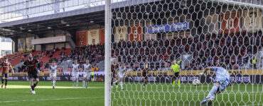 Erik Sabo premieňa pokutový kop v zápase s Podbrezovou - zdroj - fcspartaktrnava.com