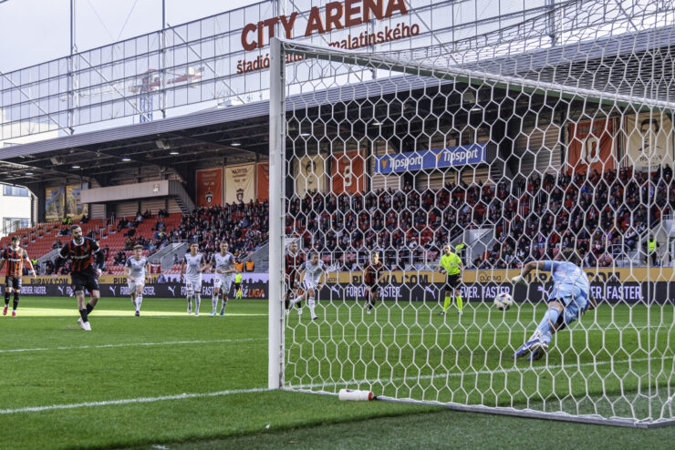 Erik Sabo premieňa pokutový kop v zápase s Podbrezovou - zdroj - fcspartaktrnava.com