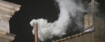 biely dym vychádza z komína Sixtínskej kaplnky