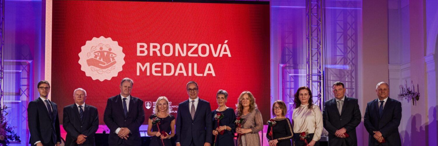 Rezortné vyznamenania za prínos a mimoriadne zásluhy v sociálnej oblasti získalo 34 laureátov,