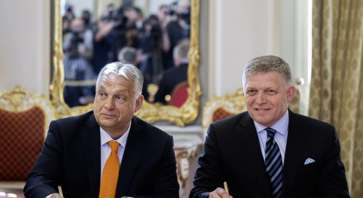 Na snímke maďarský premiér Viktor Orbán (vľavo) a slovenský premiér Robert Fico (Smer-SD)