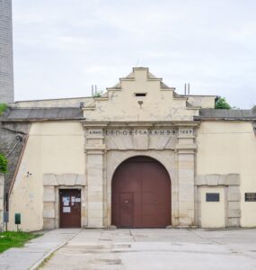 Ústav na výkon trestu odňatia slobody a Ústav na výkon väzby v Leopoldove