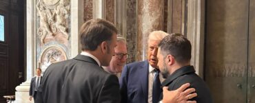 Americký prezident Donald Trump(druhý sprava), ukrajinský prezident Volodymyr Zelenskyj (vpravo), francúzsky prezident Emmanuel Macron (vľavo) a britský premiér Keir Starmer (druhý zľava),