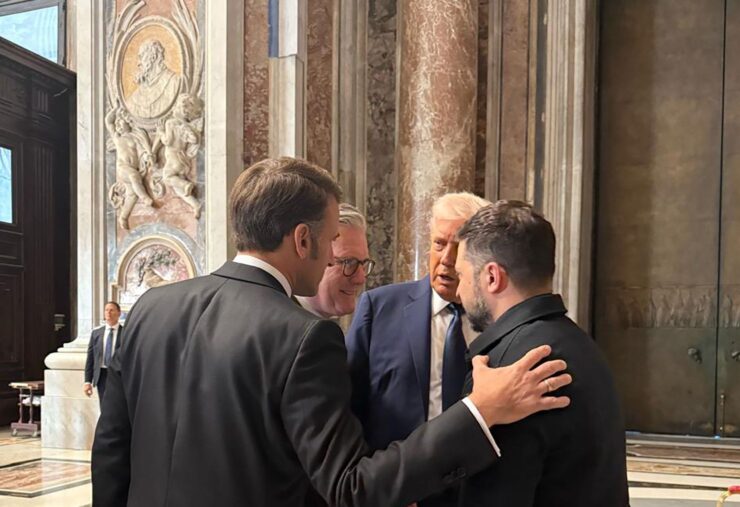 Americký prezident Donald Trump(druhý sprava), ukrajinský prezident Volodymyr Zelenskyj (vpravo), francúzsky prezident Emmanuel Macron (vľavo) a britský premiér Keir Starmer (druhý zľava),