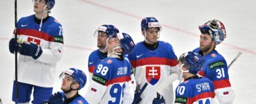 Na snímke slovenskí hokejisti