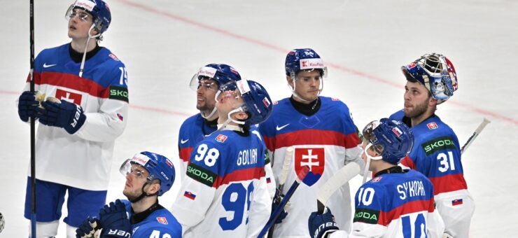 Na snímke slovenskí hokejisti
