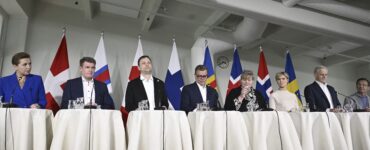 ľava dánska premiérka Mette Frederiksenová, premiér Faerských ostrovov Aksel Vilhelmson Johannesen, grónsky premiér Jens-Frederik Nielsen, fínsky premiér Petteri Orpo, premiérka Alandských ostrov Katrin Sjögrenová, islandská premiérka Kristrún Frostadóttir, nórsky premiér Jonas Gahr Störe a švédsky premiér Ulf Kristersson (vpredu) počas tlačovej konferencie v rámci Severského summitu