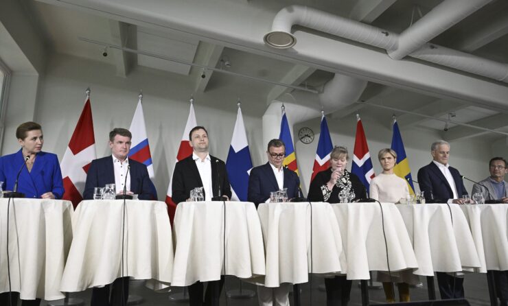 ľava dánska premiérka Mette Frederiksenová, premiér Faerských ostrovov Aksel Vilhelmson Johannesen, grónsky premiér Jens-Frederik Nielsen, fínsky premiér Petteri Orpo, premiérka Alandských ostrov Katrin Sjögrenová, islandská premiérka Kristrún Frostadóttir, nórsky premiér Jonas Gahr Störe a švédsky premiér Ulf Kristersson (vpredu) počas tlačovej konferencie v rámci Severského summitu