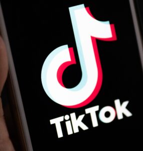 Na archívnej snímke logo aplikácie TikTok