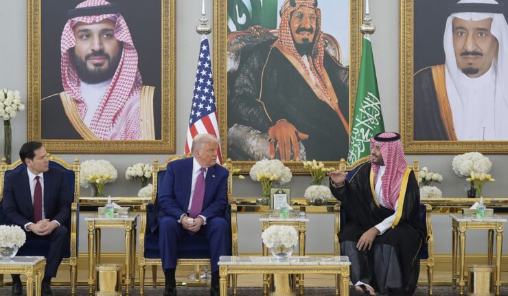 Americký prezident Donald Trump (uprostred), saudskoarabský korunný princ Muhammad bin Salmán (vpravo) a americký minister zahraničných vecí Marco Rubio