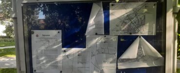 Informačné tabule mesta sú často v žalostnom stave, foto -redakcia eReport Trnava