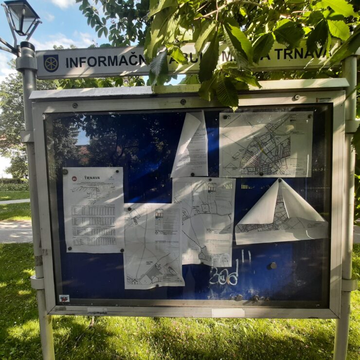 Informačné tabule mesta sú často v žalostnom stave, foto -redakcia eReport Trnava