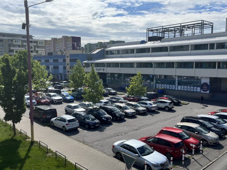 Parkovisko pri Poliklinike je obyčajne plné, foto -redakcia eReport Trnava