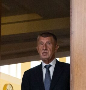 Na snímke český expremiér a predseda hnutia ANO Andrej Babiš vychádza zo súdnej siene