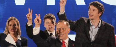 Poľský konzervatívny prezidentský kandidát Karol Nawrocki (druhý sprava) zdraví svojich stúpencov po tom, ako sa stal víťazom