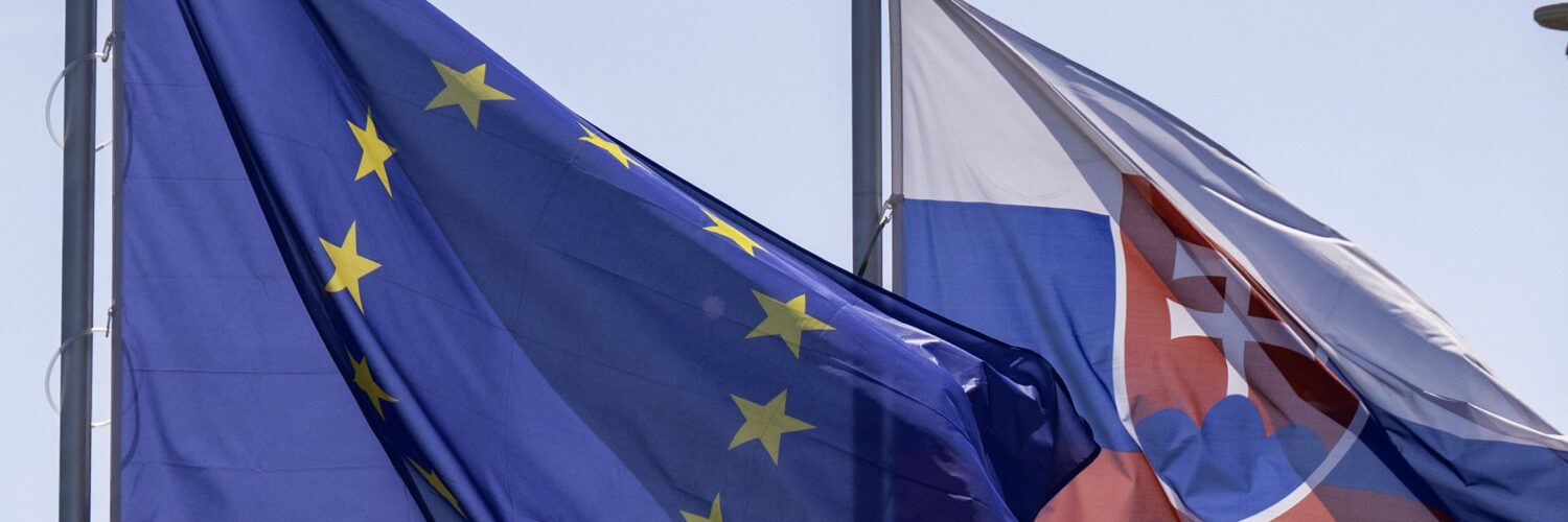 Na snímke vlajky Slovenska a Európskej únie vejú pred Úradom vlády v Bratislave