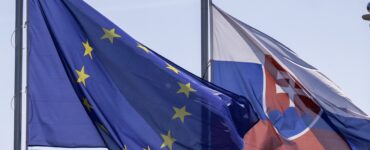 Na snímke vlajky Slovenska a Európskej únie vejú pred Úradom vlády v Bratislave