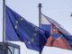 Na snímke vlajky Slovenska a Európskej únie vejú pred Úradom vlády v Bratislave