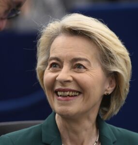 Na archívnej snímke predsedníčka Európskej komisie (EK) Ursula von der Leyenová a predseda Európskej rady António Costa