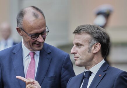 Na snímke nemecký kancelár Friedrich Merz (vľavo) a francúzsky prezident Emmanuel Macron