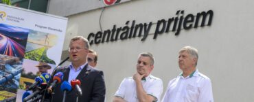 Na snímke zľava vpredu štátny tajomník Ministerstva investícií, regionálneho rozvoja a informatizácie SR Radomír Šalitroš, generálny riaditeľ VÚSCH Štefan Lukačín, prednosta Kliniky srdcovej chirurgie VÚSCH Adrián Kolesár a kardiochirurg Rohn Vilém na mimoriadnom brífingu pri príležitosti operačného zákroku, ktorý podstúpil minister investícií SR Samuel Migaľ (Smer-SD) v Košiciach