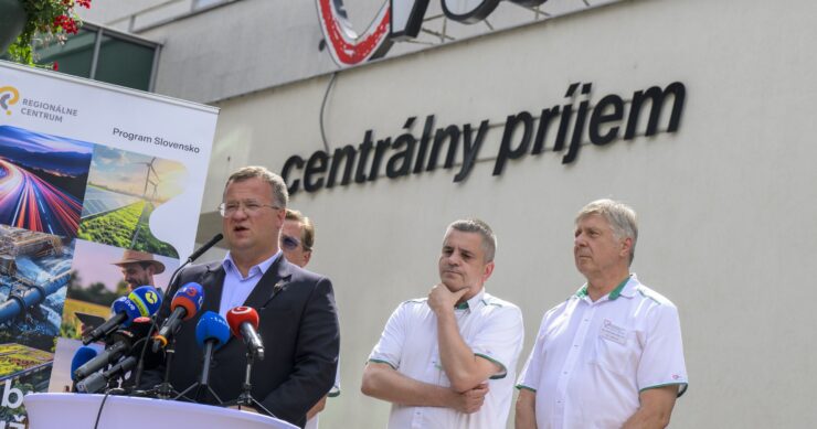 Na snímke zľava vpredu štátny tajomník Ministerstva investícií, regionálneho rozvoja a informatizácie SR Radomír Šalitroš, generálny riaditeľ VÚSCH Štefan Lukačín, prednosta Kliniky srdcovej chirurgie VÚSCH Adrián Kolesár a kardiochirurg Rohn Vilém na mimoriadnom brífingu pri príležitosti operačného zákroku, ktorý podstúpil minister investícií SR Samuel Migaľ (Smer-SD) v Košiciach