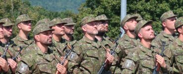 Na snímke účastníci pilotného výcviku Národných obranných síl (NOS), v strede prezident SR Peter Pellegrini. V Brezovej pod Bradlom