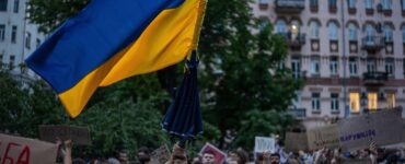 Demonštrant máva ukrajinskou zástavou počas protestu proti zákonu obmedzujúcemu autonómiu protikorupčných úradov v Kyjeve