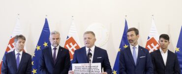Na snímke predseda vlády SR Robert Fico (uprostred), podpredseda Národnej rady (NR) SR Tibor Gašpar (druhý zľava), predseda Zboru poradcov predsedu vlády SR Erik Kaliňák (vpravo), minister zahraničných vecí a európskych záležitostí SR Juraj Blanár (druhý sprava) a štátny tajomník Ministerstva zahraničných vecí a európskych záležitostí SR Marek Eštok (vľavo) tlačovej konferencie