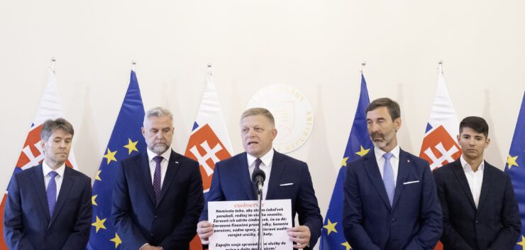 Na snímke predseda vlády SR Robert Fico (uprostred), podpredseda Národnej rady (NR) SR Tibor Gašpar (druhý zľava), predseda Zboru poradcov predsedu vlády SR Erik Kaliňák (vpravo), minister zahraničných vecí a európskych záležitostí SR Juraj Blanár (druhý sprava) a štátny tajomník Ministerstva zahraničných vecí a európskych záležitostí SR Marek Eštok (vľavo) tlačovej konferencie