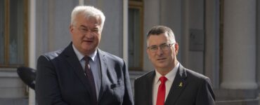 Izraelský minister zahraničných vecí Gideon Saar (vpravo) a ukrajinský minister zahraničných vecí Andrij Sybiha