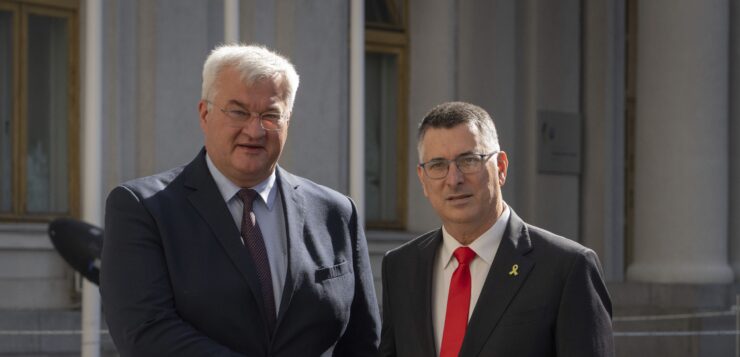Izraelský minister zahraničných vecí Gideon Saar (vpravo) a ukrajinský minister zahraničných vecí Andrij Sybiha
