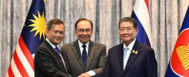 Malajzijský premiér Anwar Ibrahim (uprostred), kambodžský premiér Hun Manet (vľavo) a úradujúci thajský premiér Phumtham Wechayachai pózujú po rozhovoroch o možnom prímerí medzi Thajskom a Kambodžou v meste Putrajaya v Malajzii