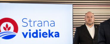 Na snímke zľava minister cestovného ruchu a športu SR Rudolf Huliak (Nezávislý)